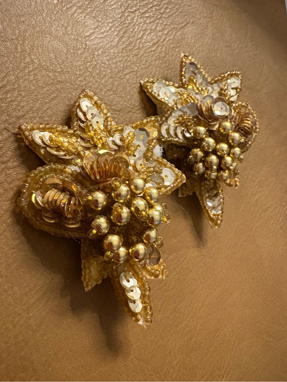 Vintage New Gold Sequined Clip Earrings 
Light weight
Hand made